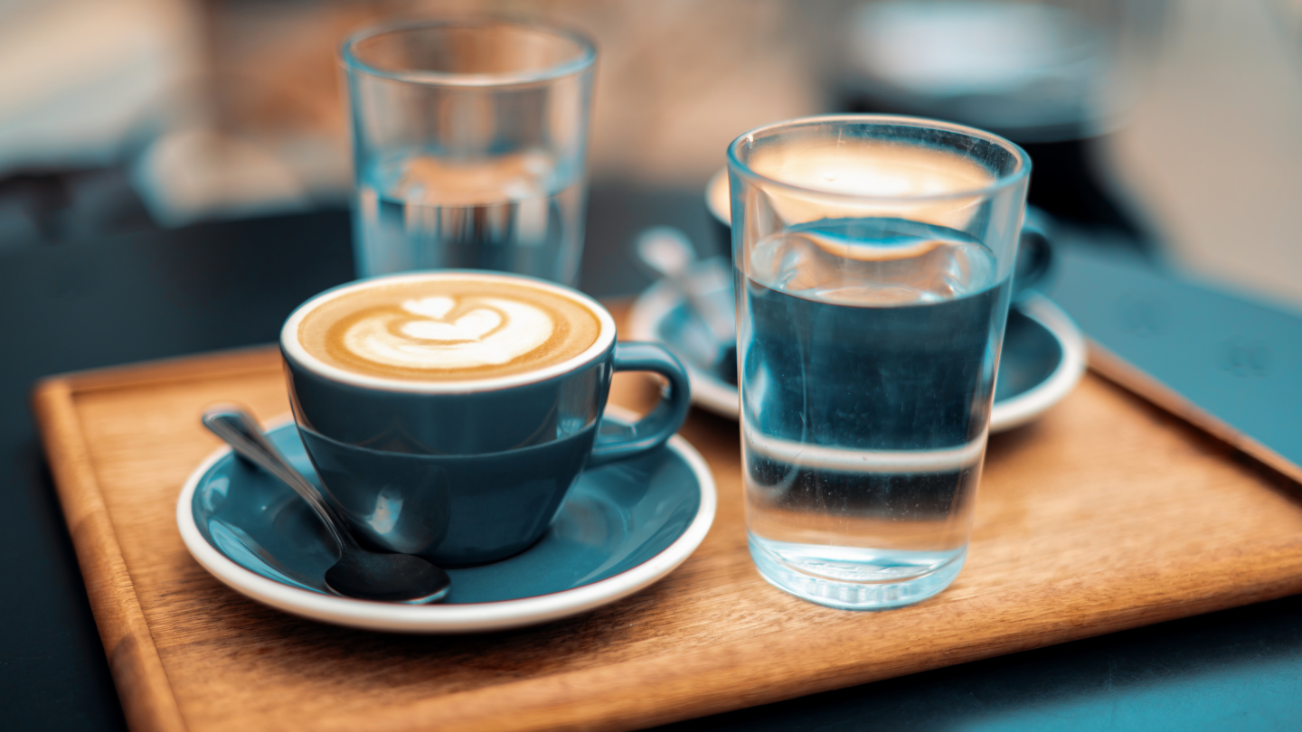 Café o agua: ¿El café cuenta como hidratación?